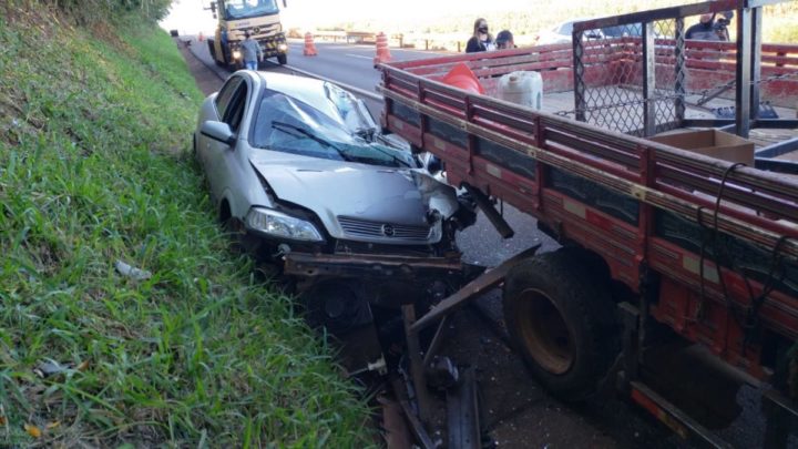 Dois acidentes em Campo Mourão: Carro bate na traseira de Caminhão na PR-158 e Moto bate em carro