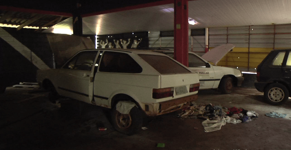Carros abandonados com adesivo do Estado Paraná é encontrado em Galpão na cidade de Campo Mourão