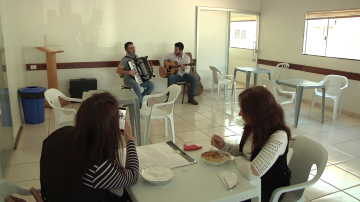 Solidariedade: Marmitas e músicas alegram pacientes do INCAM