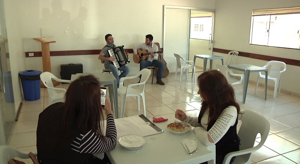 Solidariedade: Marmitas e músicas alegram pacientes do INCAM