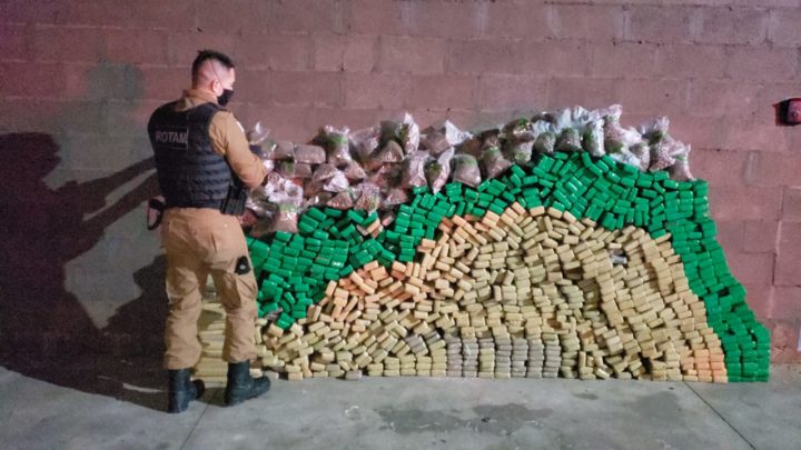 Polícia Militar apreende quase 700 kg de maconha em veiculo na BR-487 em Campo Mourão