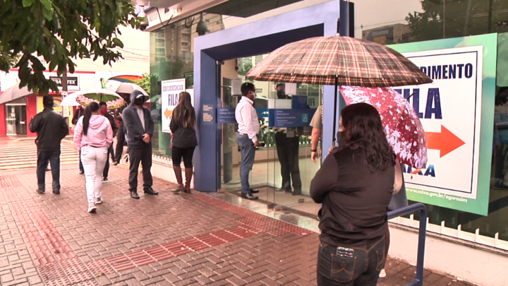 Mesmo com chuva, filas se formam em frente a Agência da Caixa Econômica Federal de Campo Mourão