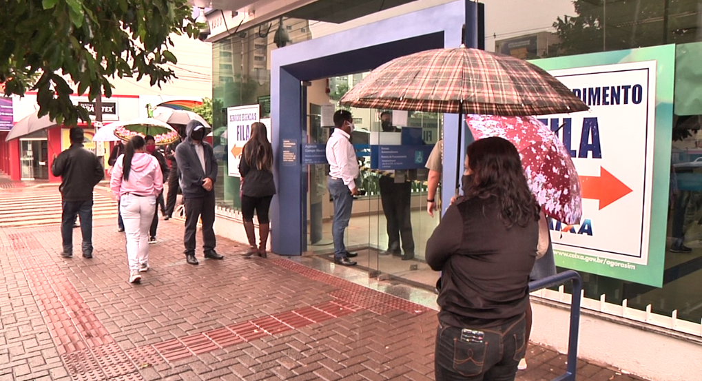 Mesmo com chuva, filas se formam em frente a Agência da Caixa Econômica Federal de Campo Mourão