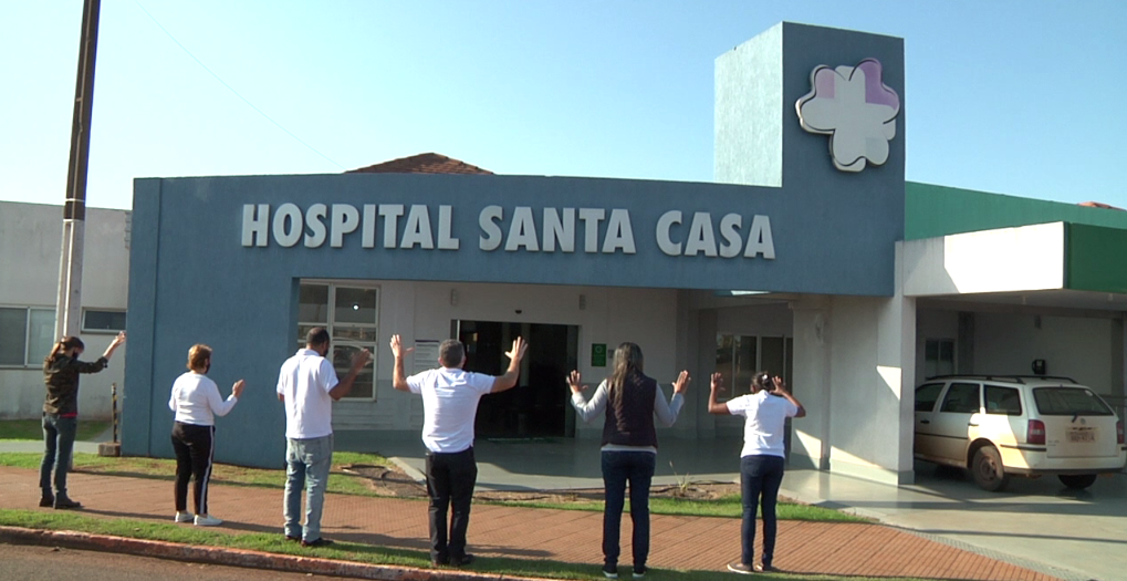 Grupo evangélico ora em frente dos Hospitais de Campo Mourão