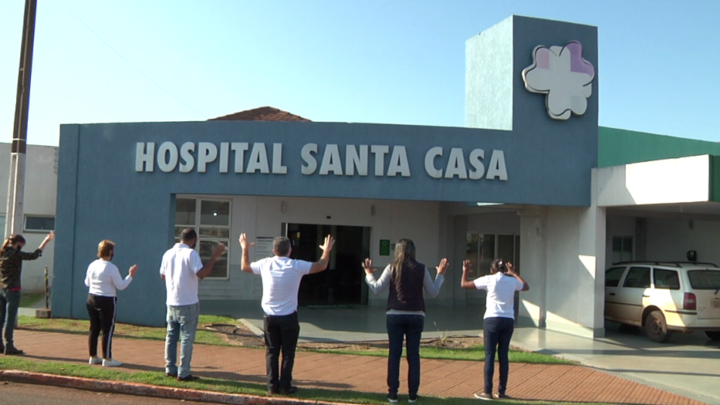 Grupo evangélico ora em frente dos Hospitais de Campo Mourão