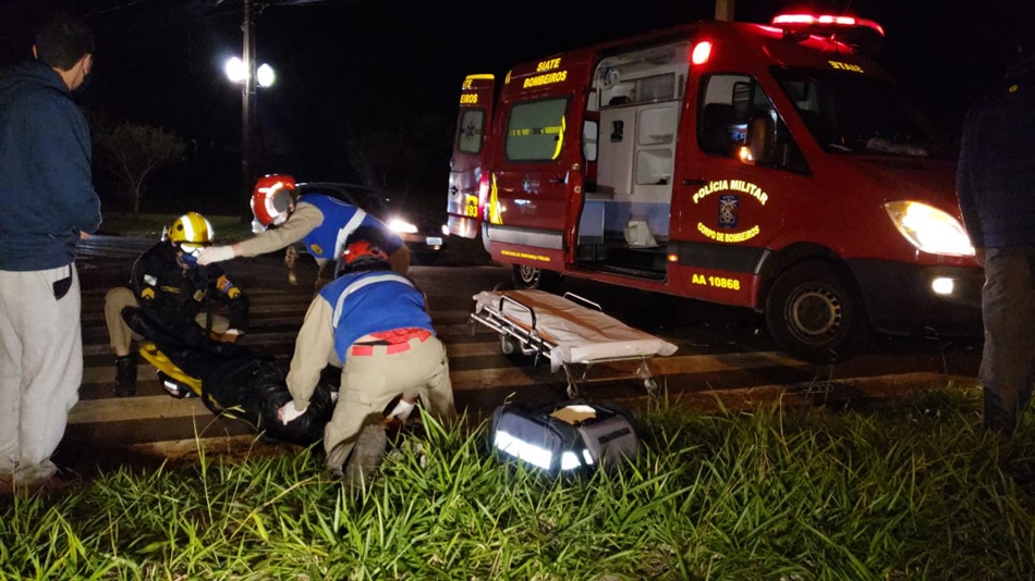 Com ajuda da população motorista e passageiro de automóvel são presos após bater em moto e fugir