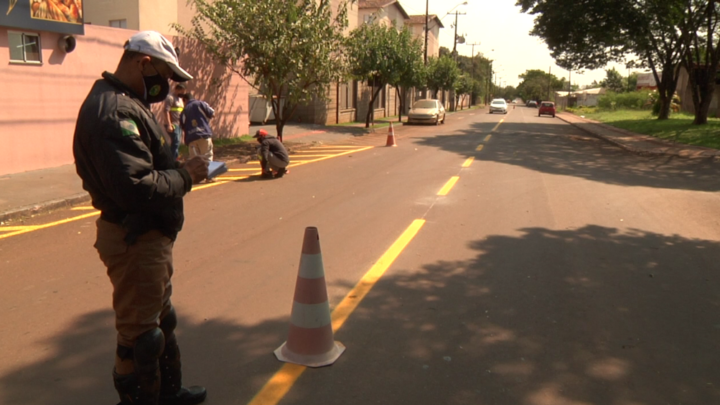 Multa por ultrapassar em faixa contínua é gravíssima mesmo dentro da cidade