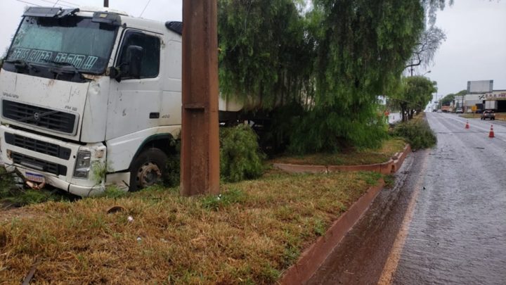 Caminhão desgovernado e sem freio bate em poste na Avenida Miguel Luiz Pereira em Campo Mourão