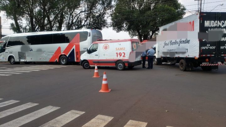 Colisão entre ônibus e caminhão deixou uma pessoa ferida em Campo Mourão