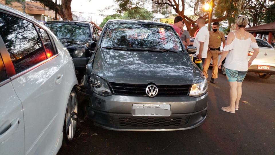 Motorista embriagado bate em dois automóveis estacionados no centro de Campo Mourão