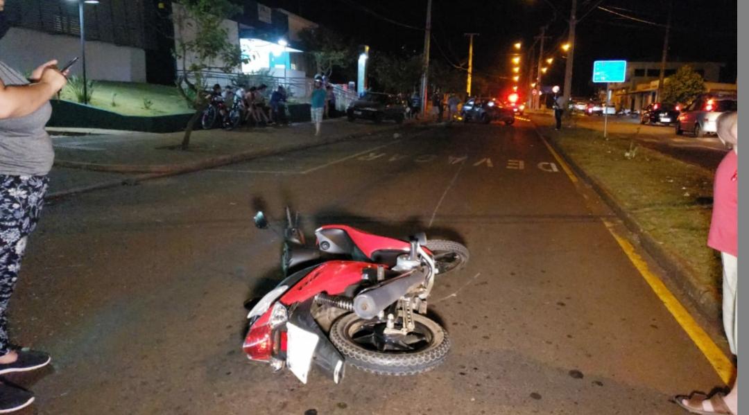 Menor embriagado bate veículo em duas motos e em carro estacionado em frente a UPA de Campo Mourão