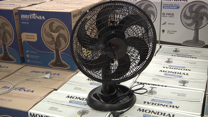 Vendas de ventiladores, água mineral e piscinas de plástico disparam no mercado Vendas de ventiladores, água mineral e piscinas de plástico disparam no mercado