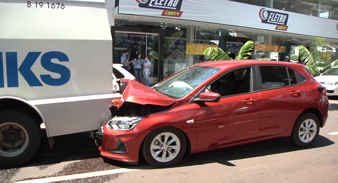 Veiculo bate na traseira de carro forte que estava parado na Avenida Capitão Índio Bandeira