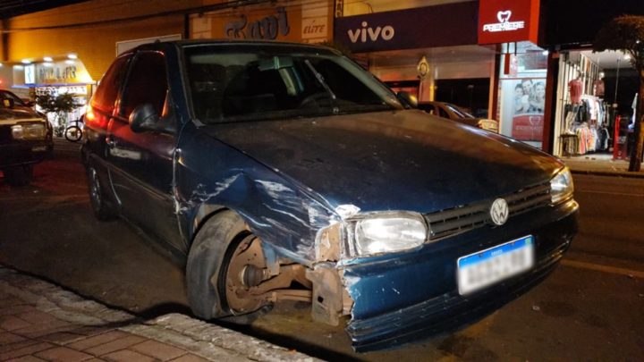 Motorista bate em dois carros estacionados no centro de Campo Mourão