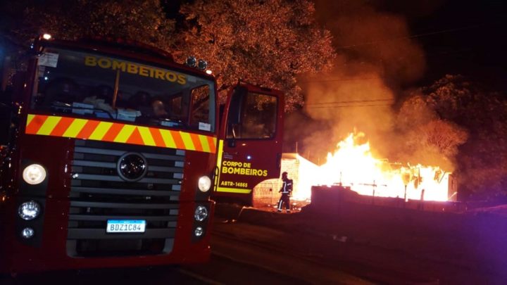 Fogo destrói residência na perimetral Tancredo Neves em Campo Mourão