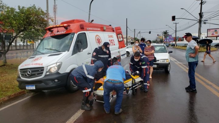 Jovem é atropelada no semáforo na PR-158 em Campo Mourão
