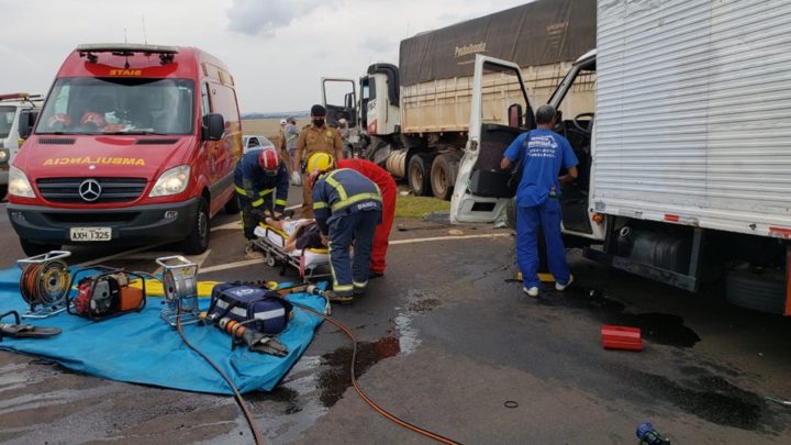 Acidente envolvendo dois caminhões entre Peabiru\Campo Mourão deixa duas pessoas feridas