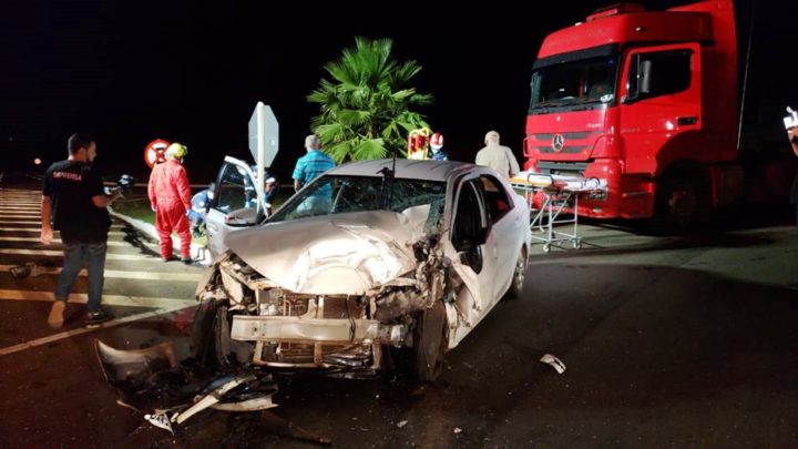 Duas pessoas ficam feridas após carro bater em caminhão na BR 487 em Campo Mourão