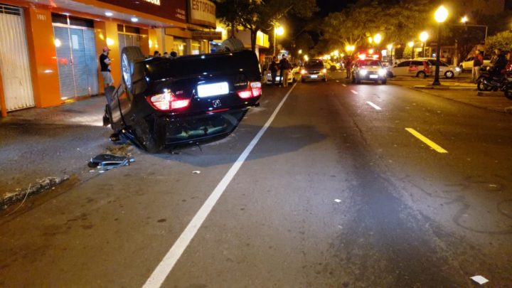 Honda Civic tomba na área central de Campo Mourão após colidir em outro veículo