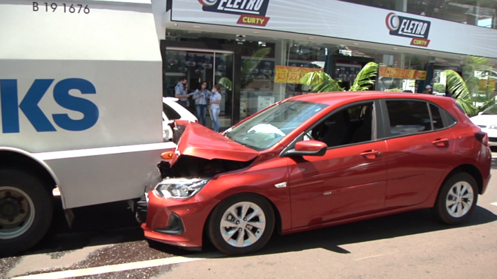 Veiculo bate na traseira de carro forte que estava parado na Avenida Capitão Índio Bandeira