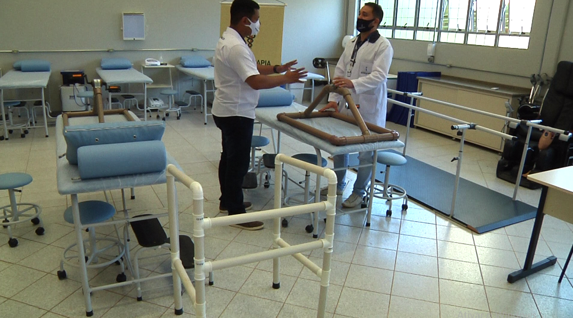 Equipamentos feitos por alunos do curso de fisioterapia do integrado serão doados a Santa Casa