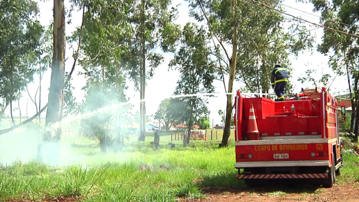 Incêndio Ambiental no jardim Paulino em Campo Mourão mobiliza equipes do Corpo de Bombeiros