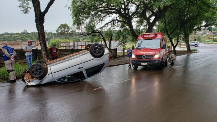 Carro capota na avenida irmãos Pereira após motorista perder o controle da direção