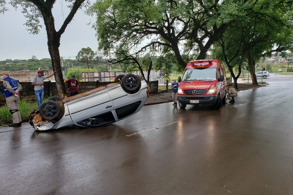 Carro capota na avenida irmãos Pereira após motorista perder o controle da direção