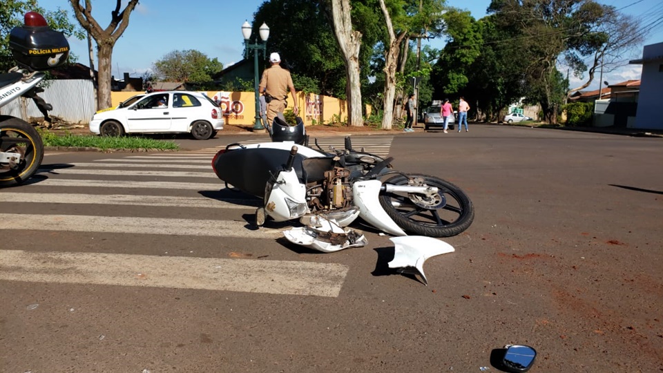 Acidente de trânsito: Motociclista fica gravemente ferido após bater moto na lateral de caminhão