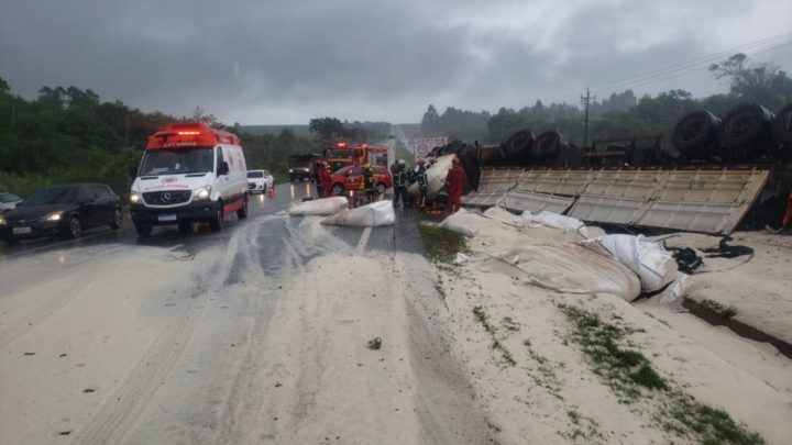 Carreta carregada de arroz tomba na PR-158 em Campo Mourão e motorista fica gravemente ferido