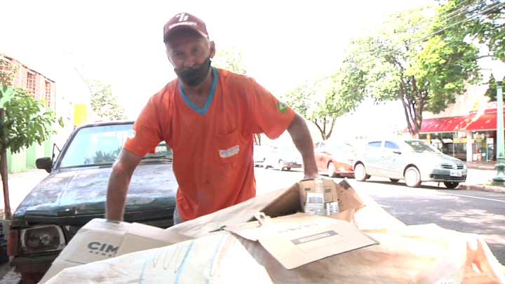 “Sr. Juca” como é conhecido, ha 15 anos coleta materiais recicláveis nas ruas e avenidas de C.Mourão “Sr. Juca” como é conhecido, ha 15 anos coleta materiais recicláveis nas ruas e avenidas de C.Mourão