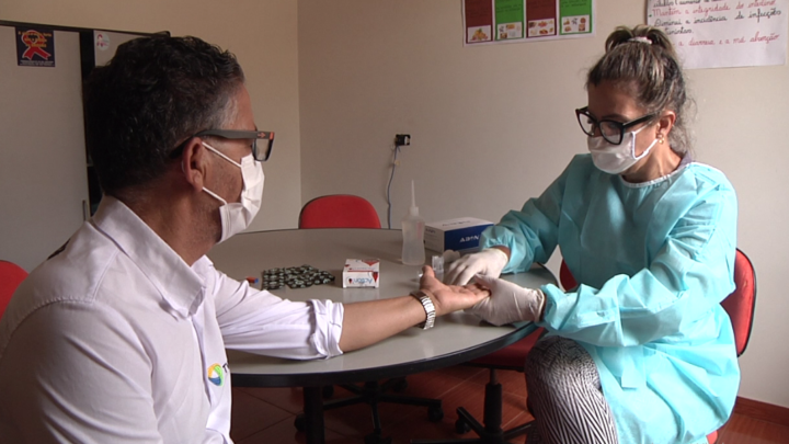Secretaria da saúde de Campo Mourão distribui testes rápidos de AIDS a população