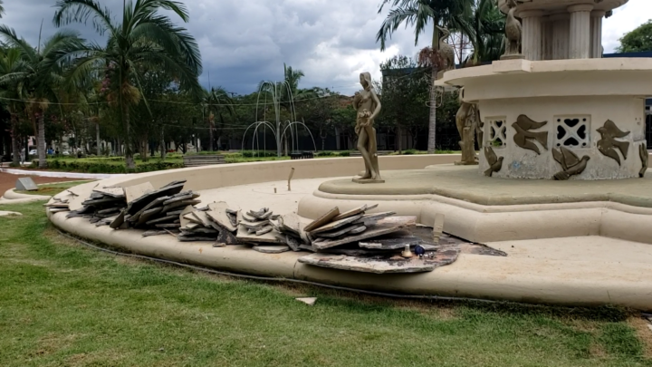 Ato de vandalismo no chafariz da praça de Campo Mourão