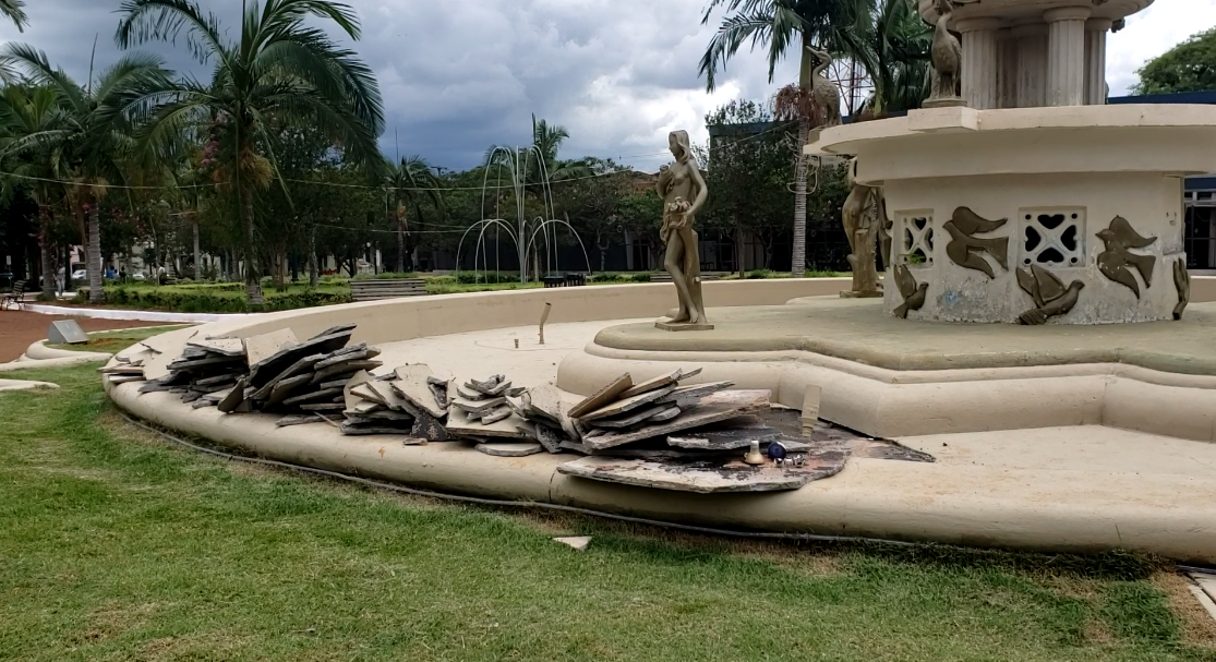 Ato de vandalismo no chafariz da praça de Campo Mourão