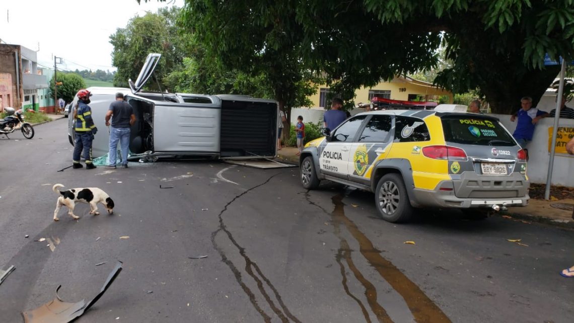 Após colidir com carro, caminhoneta tomba no Lar Paraná