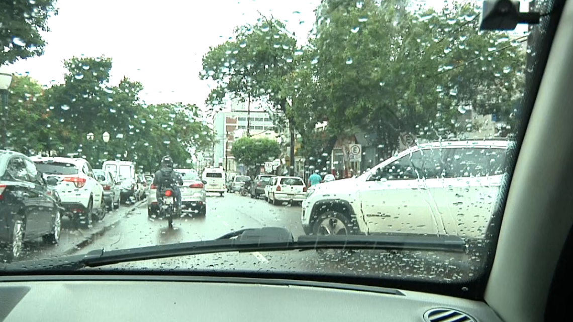 Chuva pode contribuir para o aumento no número de acidentes de trânsito