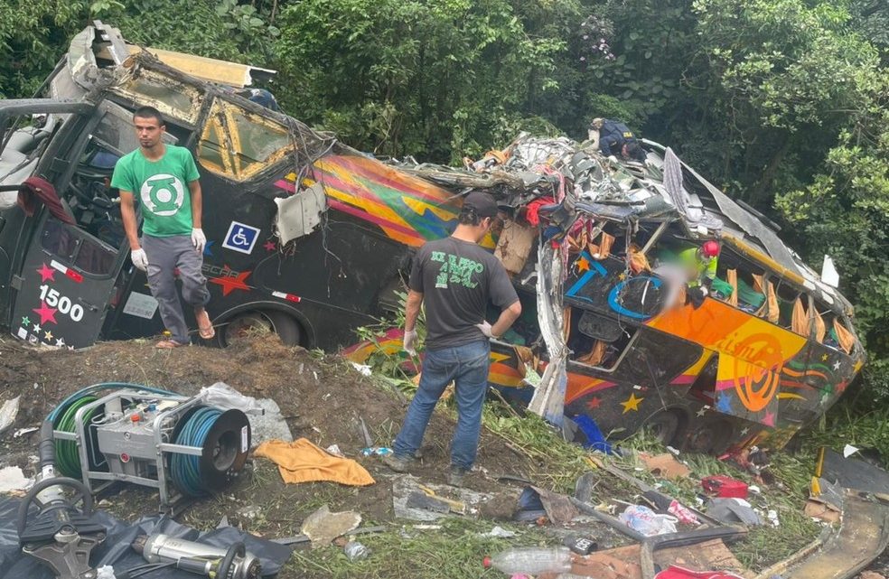 Acidente com ônibus deixa 19 mortos e 33 feridos no litoral do Paraná