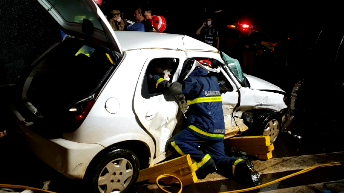 Homem morre após colisão entre carro e caminhoneta no centro de Campo Mourão