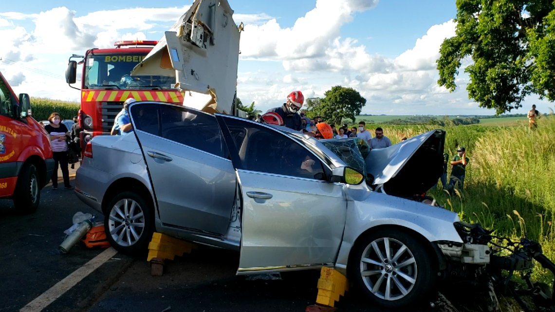 Três pessoas ficam feridas após colisão de carro com ônibus na BR-487, entre Campo Mourão e Luiziana