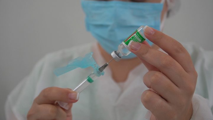 Vacinação contra Covid-19 prossegue com profissionais da Saúde