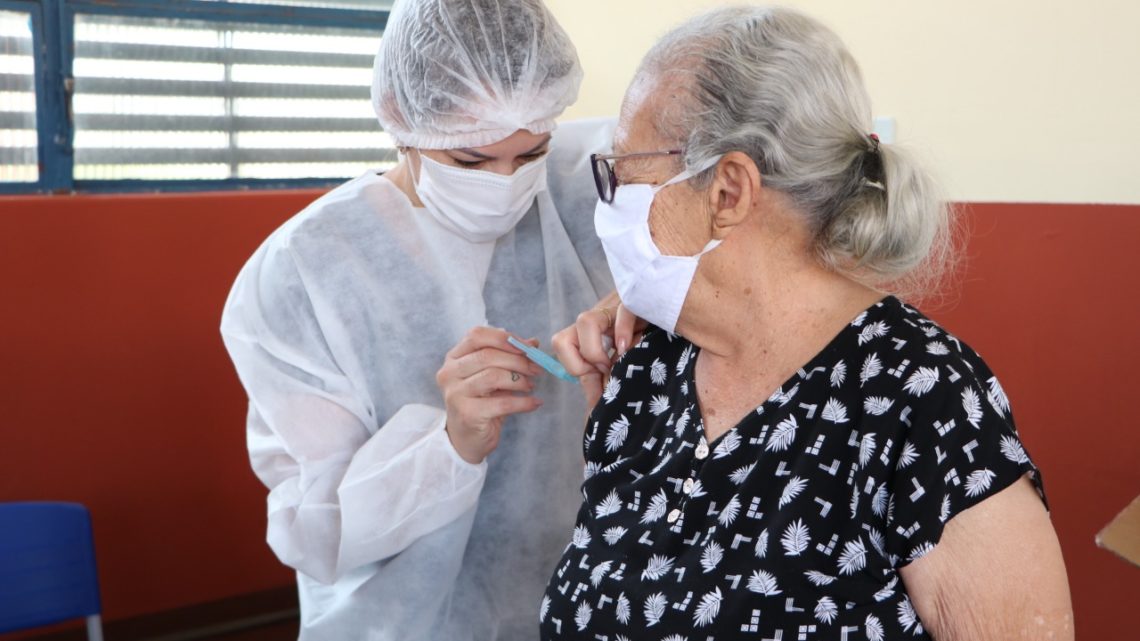 Iniciada vacinação de idosos acima de 90 anos contra Covid-19