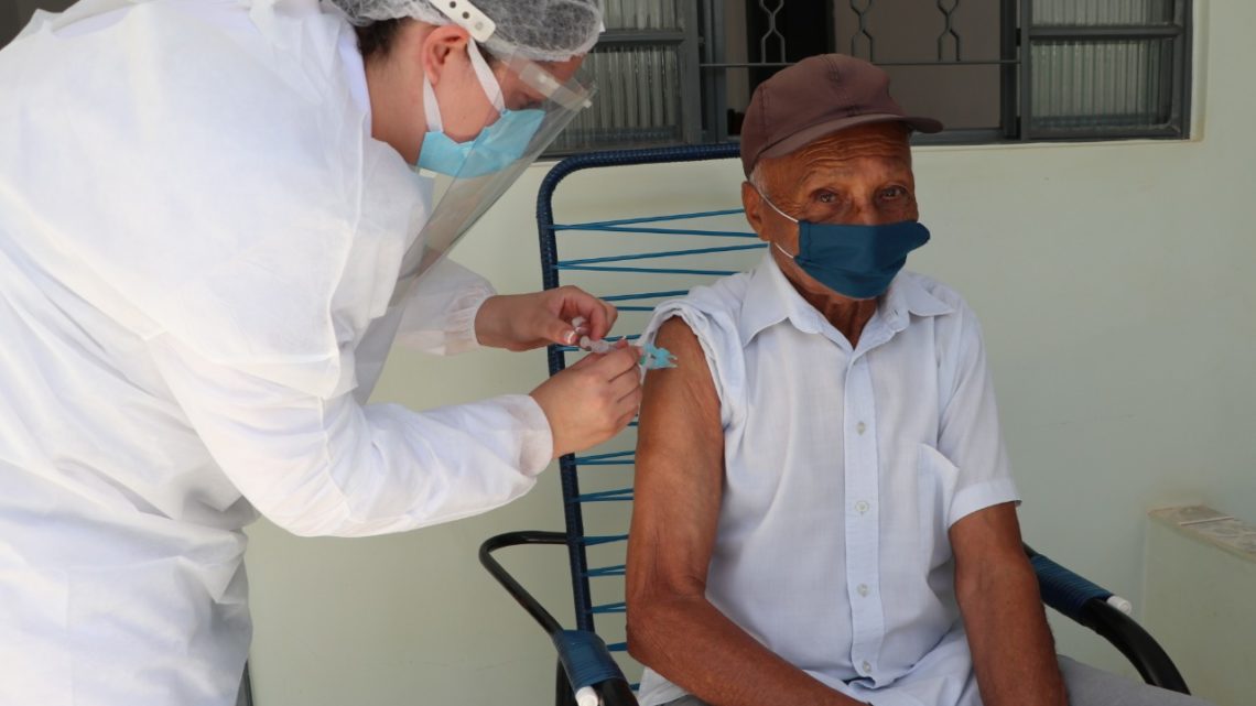 Equipes de Saúde vacinam idosos em domicílios