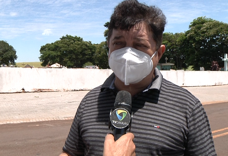 Obras de calçadas mal feitas são paralizadas pelo prefeito.