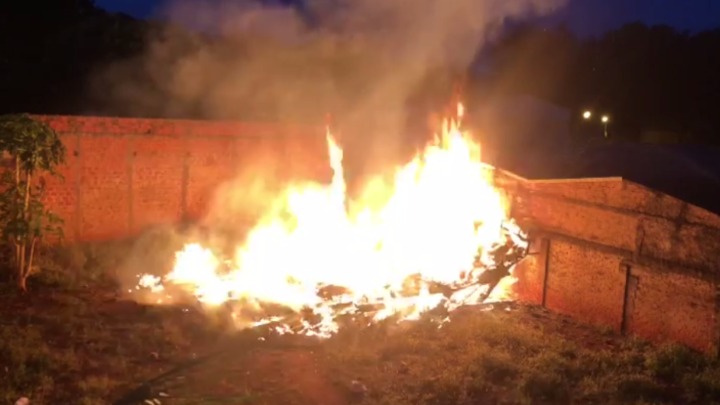 Casa é destruída pelo fogo no Lar Paraná