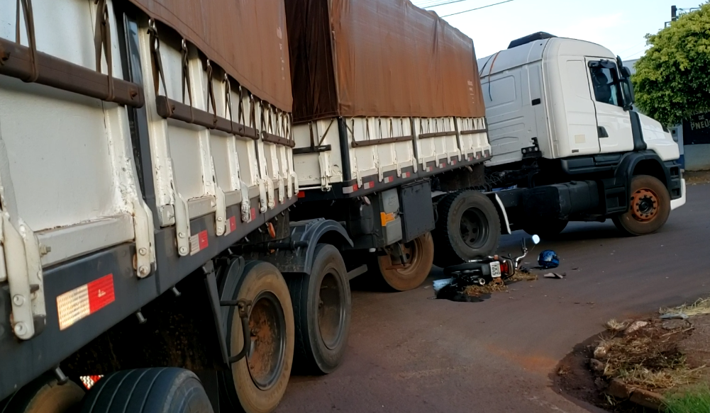 Motociclista fica ferida ao bater em carreta