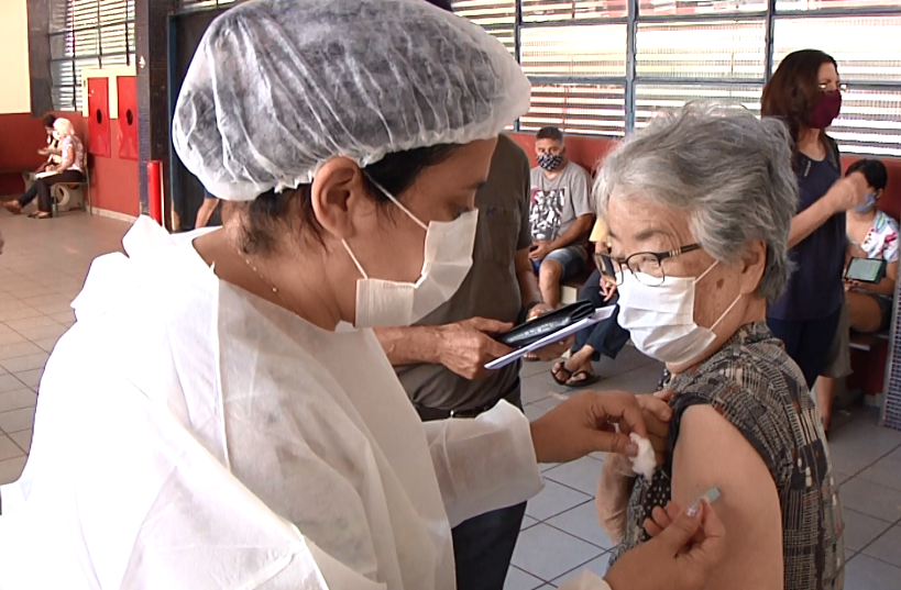 Casos de Covid-19 aumentam na região de CM e começa a faltar vacinas, diz chefe da Regional de Saúde