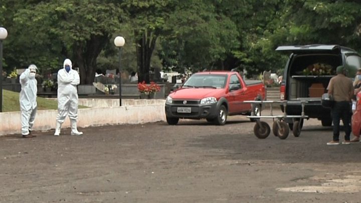 1726 mortes por COVID em 24H: Brasil atinge novo recorde na pandemia 1726 mortes por COVID em 24H: Brasil atinge novo recorde na pandemia