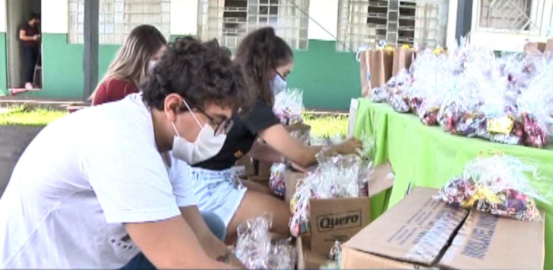 Acadêmicos se unem e garantem páscoa de centenas de crianças