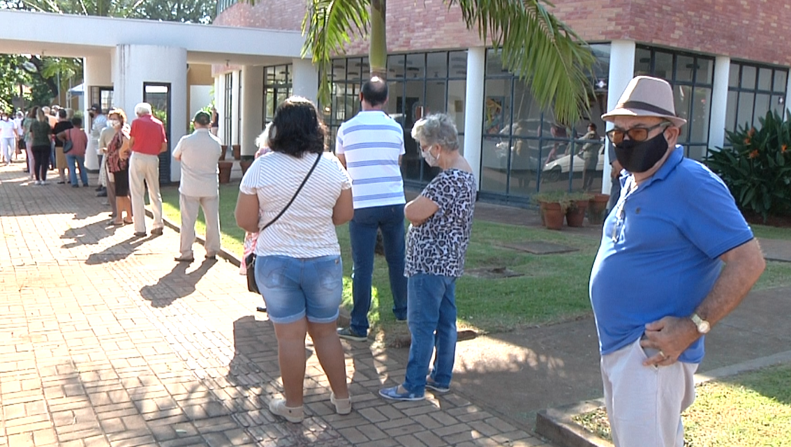 Idosos de 77 anos e mais fazem fila para a vacinação