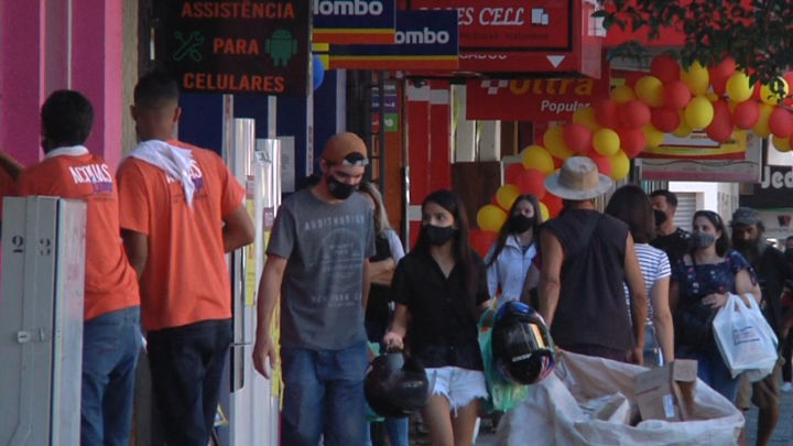 Comércio em Campo Mourão com as portas fechadas no sábado